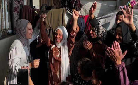 خان يونس: طلبة يحتفلون بنجاحهم في التوجيهي