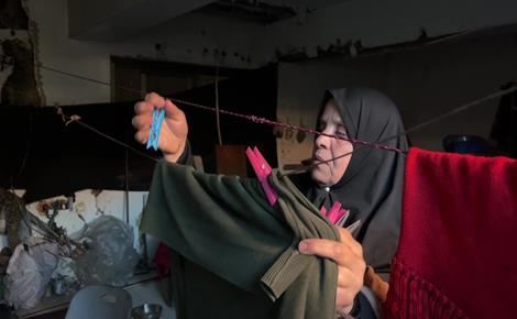 أم يوسف تعيل أسرتها بعد استشهاد زوجها واعتقال أبنائها