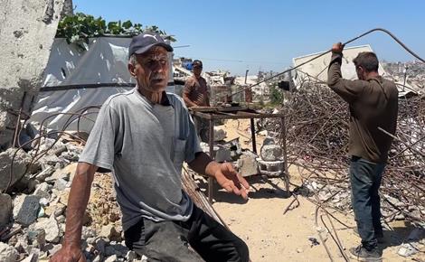 استخراج الحديد من أنقاض المنازل المدمرة بغزة