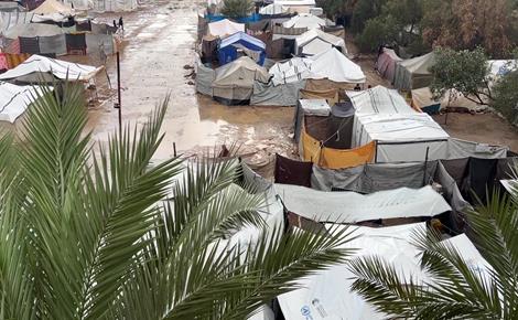 خيام النازحين تفشل في مواجهة أول منخفض جوي خيام النازحين تفشل في مواجهة أول منخفض جوي