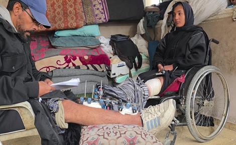 ريماس ووالدها مصابان ينتظران العلاج خارج غزة