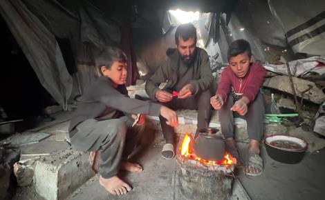 أسرة أبو شربي تقيم في مبنى مهدّد بالانهيار في غزة 