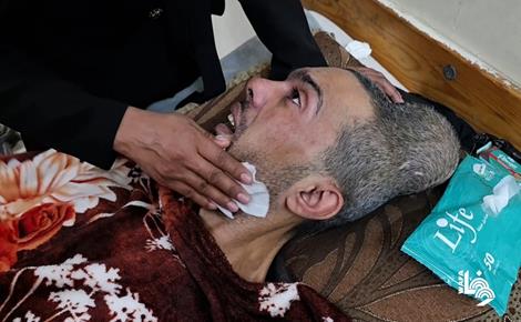 مصاب بشلل رباعي ينتظر علاجًا خارج غزة