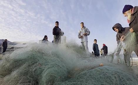 صيادو غزة يعودون لمهنتهم يإمكانيات محدودة