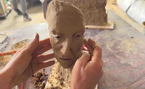 مجسمات فنية من طين المنازل المدمرة في غزة