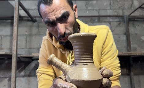 حرفيون يعودون لصناعة الفخار يدوياً في غزة حرفيون يعودون لصناعة الفخار يدوياً في غزة