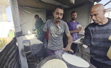 مبتورو أطراف يشغلون فرناً تقليدياً في خان يونس