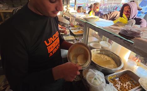 الحمص والفلافل حاضران في خان يونس رغم نقص الإمكانيات