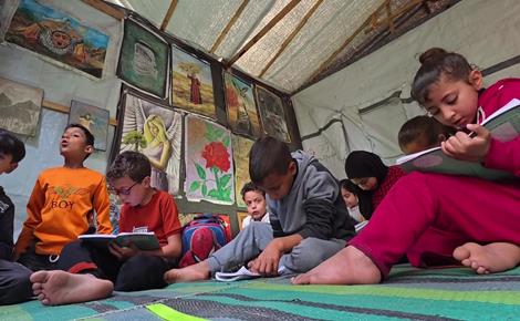 أحلام تحوّل خيمة النزوح إلى معرض فني