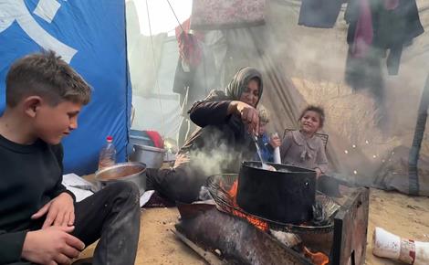 كفاح صبح تواجه الجوع والمعاناة في خيمة النزوح