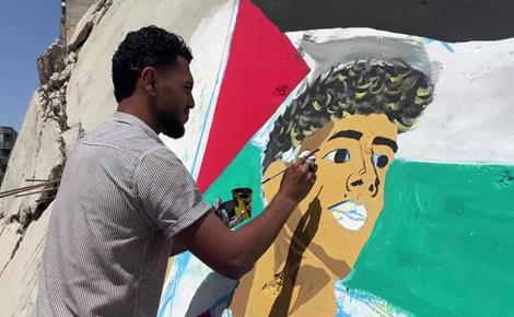 جدارية في غزة لنجم الكرة العالمي لامين يمال  