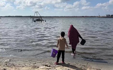 غزة: مياه البحر المالحة تتسبب بطفح جلدي والتهابات غزة: مياه البحر المالحة تتسبب بطفح جلدي والتهابات