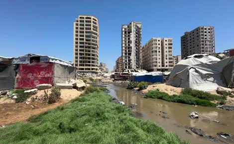 نازحون في غزة بين النفايات ومياه الصرف الصحي