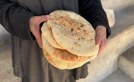 نساء يعملن في مخبز ضمن مبادرة إنسانية في غزة نساء يعملن في مخبز ضمن مبادرة إنسانية في غزة