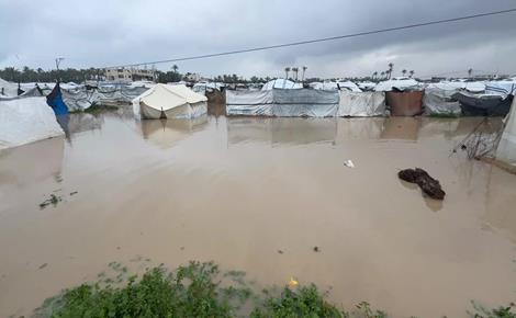 الأمطار تغرق خيام النازحين في دير البلح 