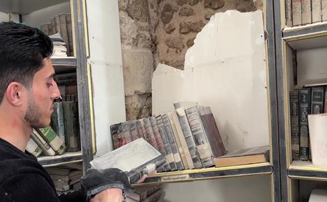 كريم يتطوّع لإحياء مكتبة المسجد العمري بغزة