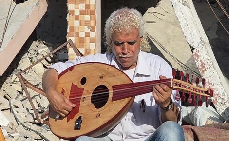 أبو شاويش يعزف ويصنع آلات موسيقية في غزة